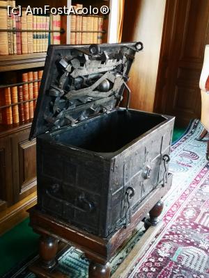 [P41] Villa del Balbianello; cufăr de călătorie în bibliotecă » foto by crismis
 - 
<span class="allrVoted glyphicon glyphicon-heart hidden" id="av1309001"></span>
<a class="m-l-10 hidden" id="sv1309001" onclick="voting_Foto_DelVot(,1309001,4871)" role="button">șterge vot <span class="glyphicon glyphicon-remove"></span></a>
<a id="v91309001" class=" c-red"  onclick="voting_Foto_SetVot(1309001)" role="button"><span class="glyphicon glyphicon-heart-empty"></span> <b>LIKE</b> = Votează poza</a> <img class="hidden"  id="f1309001W9" src="/imagini/loader.gif" border="0" /><span class="AjErrMes hidden" id="e1309001ErM"></span>