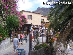 [P17] Masca, zona centrala a satului cu magazine pentru turisti.  » foto by Hertha
 - 
<span class="allrVoted glyphicon glyphicon-heart hidden" id="av366170"></span>
<a class="m-l-10 hidden" id="sv366170" onclick="voting_Foto_DelVot(,366170,4873)" role="button">șterge vot <span class="glyphicon glyphicon-remove"></span></a>
<a id="v9366170" class=" c-red"  onclick="voting_Foto_SetVot(366170)" role="button"><span class="glyphicon glyphicon-heart-empty"></span> <b>LIKE</b> = Votează poza</a> <img class="hidden"  id="f366170W9" src="/imagini/loader.gif" border="0" /><span class="AjErrMes hidden" id="e366170ErM"></span>