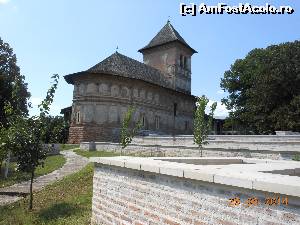[P16] Strehaia - Palatul Craioveştilor. Biserica înălţată de Matei Basarab în 1645.  » foto by iulianic
 - 
<span class="allrVoted glyphicon glyphicon-heart hidden" id="av554604"></span>
<a class="m-l-10 hidden" id="sv554604" onclick="voting_Foto_DelVot(,554604,4896)" role="button">șterge vot <span class="glyphicon glyphicon-remove"></span></a>
<a id="v9554604" class=" c-red"  onclick="voting_Foto_SetVot(554604)" role="button"><span class="glyphicon glyphicon-heart-empty"></span> <b>LIKE</b> = Votează poza</a> <img class="hidden"  id="f554604W9" src="/imagini/loader.gif" border="0" /><span class="AjErrMes hidden" id="e554604ErM"></span>