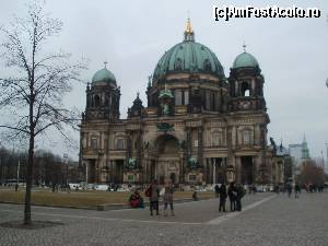 [P01] Domul din Berlin, într-o sâmbătă înnorată şi friguroasă.  » foto by diacrys*
 - 
<span class="allrVoted glyphicon glyphicon-heart hidden" id="av605098"></span>
<a class="m-l-10 hidden" id="sv605098" onclick="voting_Foto_DelVot(,605098,4900)" role="button">șterge vot <span class="glyphicon glyphicon-remove"></span></a>
<a id="v9605098" class=" c-red"  onclick="voting_Foto_SetVot(605098)" role="button"><span class="glyphicon glyphicon-heart-empty"></span> <b>LIKE</b> = Votează poza</a> <img class="hidden"  id="f605098W9" src="/imagini/loader.gif" border="0" /><span class="AjErrMes hidden" id="e605098ErM"></span>
