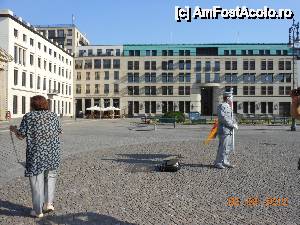 [P14] Berlin - Lângă Poarta Brandenburg, un 'personaj istoric' aşteptând să fie fotografiat.  » foto by iulianic
 - 
<span class="allrVoted glyphicon glyphicon-heart hidden" id="av509568"></span>
<a class="m-l-10 hidden" id="sv509568" onclick="voting_Foto_DelVot(,509568,4900)" role="button">șterge vot <span class="glyphicon glyphicon-remove"></span></a>
<a id="v9509568" class=" c-red"  onclick="voting_Foto_SetVot(509568)" role="button"><span class="glyphicon glyphicon-heart-empty"></span> <b>LIKE</b> = Votează poza</a> <img class="hidden"  id="f509568W9" src="/imagini/loader.gif" border="0" /><span class="AjErrMes hidden" id="e509568ErM"></span>