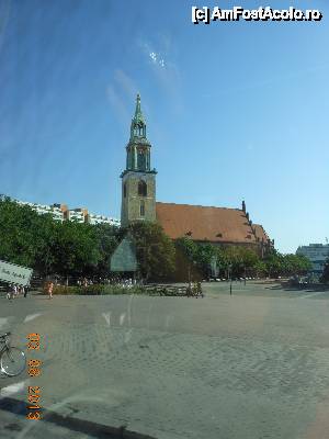 [P05] Berlin - Marienkirche (Biserica Sf. Maria) văzută din autocar.  » foto by iulianic
 - 
<span class="allrVoted glyphicon glyphicon-heart hidden" id="av509559"></span>
<a class="m-l-10 hidden" id="sv509559" onclick="voting_Foto_DelVot(,509559,4900)" role="button">șterge vot <span class="glyphicon glyphicon-remove"></span></a>
<a id="v9509559" class=" c-red"  onclick="voting_Foto_SetVot(509559)" role="button"><span class="glyphicon glyphicon-heart-empty"></span> <b>LIKE</b> = Votează poza</a> <img class="hidden"  id="f509559W9" src="/imagini/loader.gif" border="0" /><span class="AjErrMes hidden" id="e509559ErM"></span>
