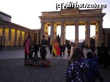 [P01] animatori stradali la Brandenburger Tor.. Darth Vader este si el prezent ;) » foto by roxana.tomina
 - 
<span class="allrVoted glyphicon glyphicon-heart hidden" id="av325801"></span>
<a class="m-l-10 hidden" id="sv325801" onclick="voting_Foto_DelVot(,325801,4900)" role="button">șterge vot <span class="glyphicon glyphicon-remove"></span></a>
<a id="v9325801" class=" c-red"  onclick="voting_Foto_SetVot(325801)" role="button"><span class="glyphicon glyphicon-heart-empty"></span> <b>LIKE</b> = Votează poza</a> <img class="hidden"  id="f325801W9" src="/imagini/loader.gif" border="0" /><span class="AjErrMes hidden" id="e325801ErM"></span>
