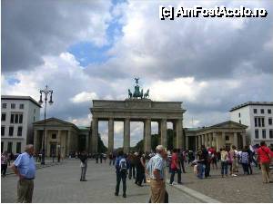 [P19] Poarta Brandemburg din Berlin » foto by iccata
 - 
<span class="allrVoted glyphicon glyphicon-heart hidden" id="av452376"></span>
<a class="m-l-10 hidden" id="sv452376" onclick="voting_Foto_DelVot(,452376,4900)" role="button">șterge vot <span class="glyphicon glyphicon-remove"></span></a>
<a id="v9452376" class=" c-red"  onclick="voting_Foto_SetVot(452376)" role="button"><span class="glyphicon glyphicon-heart-empty"></span> <b>LIKE</b> = Votează poza</a> <img class="hidden"  id="f452376W9" src="/imagini/loader.gif" border="0" /><span class="AjErrMes hidden" id="e452376ErM"></span>