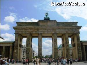 [P22] Poarta Brandemburg vazuta din Berlinul De Vest » foto by iccata
 - 
<span class="allrVoted glyphicon glyphicon-heart hidden" id="av452380"></span>
<a class="m-l-10 hidden" id="sv452380" onclick="voting_Foto_DelVot(,452380,4900)" role="button">șterge vot <span class="glyphicon glyphicon-remove"></span></a>
<a id="v9452380" class=" c-red"  onclick="voting_Foto_SetVot(452380)" role="button"><span class="glyphicon glyphicon-heart-empty"></span> <b>LIKE</b> = Votează poza</a> <img class="hidden"  id="f452380W9" src="/imagini/loader.gif" border="0" /><span class="AjErrMes hidden" id="e452380ErM"></span>