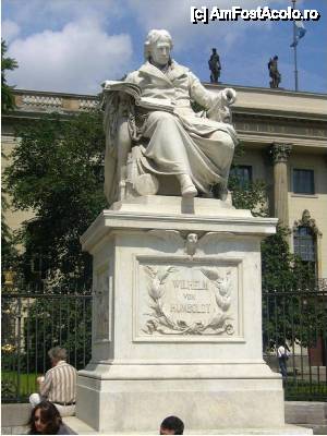 [P28] Statuia lui Wilhelm von Humboldt » foto by iccata
 - 
<span class="allrVoted glyphicon glyphicon-heart hidden" id="av452387"></span>
<a class="m-l-10 hidden" id="sv452387" onclick="voting_Foto_DelVot(,452387,4900)" role="button">șterge vot <span class="glyphicon glyphicon-remove"></span></a>
<a id="v9452387" class=" c-red"  onclick="voting_Foto_SetVot(452387)" role="button"><span class="glyphicon glyphicon-heart-empty"></span> <b>LIKE</b> = Votează poza</a> <img class="hidden"  id="f452387W9" src="/imagini/loader.gif" border="0" /><span class="AjErrMes hidden" id="e452387ErM"></span>