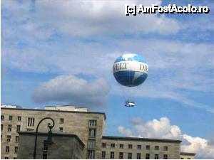 [P35] Un balon, legat de pamant prin cablu, se ridica cu turistii ce doreau sa admire Berlinul de sus » foto by iccata
 - 
<span class="allrVoted glyphicon glyphicon-heart hidden" id="av452394"></span>
<a class="m-l-10 hidden" id="sv452394" onclick="voting_Foto_DelVot(,452394,4900)" role="button">șterge vot <span class="glyphicon glyphicon-remove"></span></a>
<a id="v9452394" class=" c-red"  onclick="voting_Foto_SetVot(452394)" role="button"><span class="glyphicon glyphicon-heart-empty"></span> <b>LIKE</b> = Votează poza</a> <img class="hidden"  id="f452394W9" src="/imagini/loader.gif" border="0" /><span class="AjErrMes hidden" id="e452394ErM"></span>