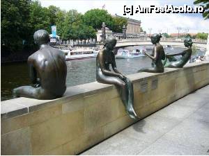 [P36] Grup statuar denumit “3 fete si un baiat” » foto by iccata
 - 
<span class="allrVoted glyphicon glyphicon-heart hidden" id="av452395"></span>
<a class="m-l-10 hidden" id="sv452395" onclick="voting_Foto_DelVot(,452395,4900)" role="button">șterge vot <span class="glyphicon glyphicon-remove"></span></a>
<a id="v9452395" class=" c-red"  onclick="voting_Foto_SetVot(452395)" role="button"><span class="glyphicon glyphicon-heart-empty"></span> <b>LIKE</b> = Votează poza</a> <img class="hidden"  id="f452395W9" src="/imagini/loader.gif" border="0" /><span class="AjErrMes hidden" id="e452395ErM"></span>