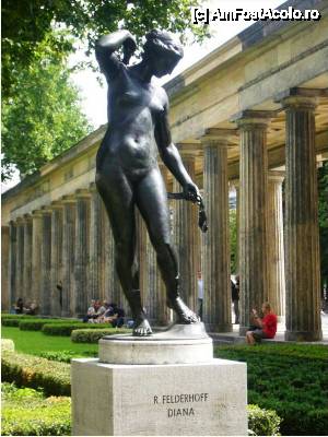 [P38] Statuia zeitei Diana, aflata in parcul din fata Muzeului Vechi care, dupa cum se vede, este inconjurata de o structura de coloane in stil grecesc antic » foto by iccata
 - 
<span class="allrVoted glyphicon glyphicon-heart hidden" id="av452397"></span>
<a class="m-l-10 hidden" id="sv452397" onclick="voting_Foto_DelVot(,452397,4900)" role="button">șterge vot <span class="glyphicon glyphicon-remove"></span></a>
<a id="v9452397" class=" c-red"  onclick="voting_Foto_SetVot(452397)" role="button"><span class="glyphicon glyphicon-heart-empty"></span> <b>LIKE</b> = Votează poza</a> <img class="hidden"  id="f452397W9" src="/imagini/loader.gif" border="0" /><span class="AjErrMes hidden" id="e452397ErM"></span>