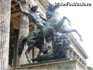 [P39] Statuie in fata muzeului de antichitati » foto by iccata
 - 
<span class="allrVoted glyphicon glyphicon-heart hidden" id="av452398"></span>
<a class="m-l-10 hidden" id="sv452398" onclick="voting_Foto_DelVot(,452398,4900)" role="button">șterge vot <span class="glyphicon glyphicon-remove"></span></a>
<a id="v9452398" class=" c-red"  onclick="voting_Foto_SetVot(452398)" role="button"><span class="glyphicon glyphicon-heart-empty"></span> <b>LIKE</b> = Votează poza</a> <img class="hidden"  id="f452398W9" src="/imagini/loader.gif" border="0" /><span class="AjErrMes hidden" id="e452398ErM"></span>