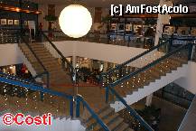 [P14] Holul central al Turnului de televiziune. La parter sunt casele de bilete, biroul de informaţii, magazinele de suveniruri, iar la etaj lifturile. » foto by Costi
 - 
<span class="allrVoted glyphicon glyphicon-heart hidden" id="av281940"></span>
<a class="m-l-10 hidden" id="sv281940" onclick="voting_Foto_DelVot(,281940,4900)" role="button">șterge vot <span class="glyphicon glyphicon-remove"></span></a>
<a id="v9281940" class=" c-red"  onclick="voting_Foto_SetVot(281940)" role="button"><span class="glyphicon glyphicon-heart-empty"></span> <b>LIKE</b> = Votează poza</a> <img class="hidden"  id="f281940W9" src="/imagini/loader.gif" border="0" /><span class="AjErrMes hidden" id="e281940ErM"></span>