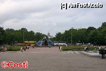 [P09] Vedere spre Neptunbrunnen, dincolo de care se întinde Marx-Engels-Forum » foto by Costi
 - 
<span class="allrVoted glyphicon glyphicon-heart hidden" id="av281935"></span>
<a class="m-l-10 hidden" id="sv281935" onclick="voting_Foto_DelVot(,281935,4900)" role="button">șterge vot <span class="glyphicon glyphicon-remove"></span></a>
<a id="v9281935" class=" c-red"  onclick="voting_Foto_SetVot(281935)" role="button"><span class="glyphicon glyphicon-heart-empty"></span> <b>LIKE</b> = Votează poza</a> <img class="hidden"  id="f281935W9" src="/imagini/loader.gif" border="0" /><span class="AjErrMes hidden" id="e281935ErM"></span>