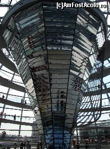 [P16] Cupola Bundestagului: conul central multiplică în zeci de imagini siluetele vizitatorilor aflați pe rampă sau la baza ei » foto by mariana.olaru
 - 
<span class="allrVoted glyphicon glyphicon-heart hidden" id="av161533"></span>
<a class="m-l-10 hidden" id="sv161533" onclick="voting_Foto_DelVot(,161533,4900)" role="button">șterge vot <span class="glyphicon glyphicon-remove"></span></a>
<a id="v9161533" class=" c-red"  onclick="voting_Foto_SetVot(161533)" role="button"><span class="glyphicon glyphicon-heart-empty"></span> <b>LIKE</b> = Votează poza</a> <img class="hidden"  id="f161533W9" src="/imagini/loader.gif" border="0" /><span class="AjErrMes hidden" id="e161533ErM"></span>