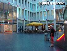 [P06] O terasă din curtea interioară a mall-ului din Hellersdorf » foto by mariana.olaru
 - 
<span class="allrVoted glyphicon glyphicon-heart hidden" id="av162034"></span>
<a class="m-l-10 hidden" id="sv162034" onclick="voting_Foto_DelVot(,162034,4900)" role="button">șterge vot <span class="glyphicon glyphicon-remove"></span></a>
<a id="v9162034" class=" c-red"  onclick="voting_Foto_SetVot(162034)" role="button"><span class="glyphicon glyphicon-heart-empty"></span> <b>LIKE</b> = Votează poza</a> <img class="hidden"  id="f162034W9" src="/imagini/loader.gif" border="0" /><span class="AjErrMes hidden" id="e162034ErM"></span>