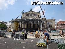 [P43] Berlin:Konzerthaus(Casa concertelor) din Gendarmenmarkt, cu statuia peotului Friedrich Schiller în față. Zona se amenaja pentru un concert în aer liber » foto by mariana.olaru
 - 
<span class="allrVoted glyphicon glyphicon-heart hidden" id="av173415"></span>
<a class="m-l-10 hidden" id="sv173415" onclick="voting_Foto_DelVot(,173415,4900)" role="button">șterge vot <span class="glyphicon glyphicon-remove"></span></a>
<a id="v9173415" class=" c-red"  onclick="voting_Foto_SetVot(173415)" role="button"><span class="glyphicon glyphicon-heart-empty"></span> <b>LIKE</b> = Votează poza</a> <img class="hidden"  id="f173415W9" src="/imagini/loader.gif" border="0" /><span class="AjErrMes hidden" id="e173415ErM"></span>