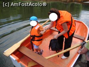 [P61] Ne-am urcat în bărcuță, fiind ajutați de unul dintre băieții de aici.  » foto by Floryn81
 - 
<span class="allrVoted glyphicon glyphicon-heart hidden" id="av721124"></span>
<a class="m-l-10 hidden" id="sv721124" onclick="voting_Foto_DelVot(,721124,4909)" role="button">șterge vot <span class="glyphicon glyphicon-remove"></span></a>
<a id="v9721124" class=" c-red"  onclick="voting_Foto_SetVot(721124)" role="button"><span class="glyphicon glyphicon-heart-empty"></span> <b>LIKE</b> = Votează poza</a> <img class="hidden"  id="f721124W9" src="/imagini/loader.gif" border="0" /><span class="AjErrMes hidden" id="e721124ErM"></span>