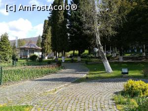 [P02] Parcul din centrul Sovatei, în fața Hotelului Danubius; în fundal se vede Centrul de Informații Turistice » foto by crismis
 - 
<span class="allrVoted glyphicon glyphicon-heart hidden" id="av856650"></span>
<a class="m-l-10 hidden" id="sv856650" onclick="voting_Foto_DelVot(,856650,4909)" role="button">șterge vot <span class="glyphicon glyphicon-remove"></span></a>
<a id="v9856650" class=" c-red"  onclick="voting_Foto_SetVot(856650)" role="button"><span class="glyphicon glyphicon-heart-empty"></span> <b>LIKE</b> = Votează poza</a> <img class="hidden"  id="f856650W9" src="/imagini/loader.gif" border="0" /><span class="AjErrMes hidden" id="e856650ErM"></span>