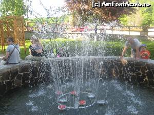 [P17] Fantana arteziana din centrul statiunii, e luna mai si sunt 30 de grade la umbra. Daca lacurile sunt inchise, ne racorim aici!  » foto by dorgo
 - 
<span class="allrVoted glyphicon glyphicon-heart hidden" id="av526374"></span>
<a class="m-l-10 hidden" id="sv526374" onclick="voting_Foto_DelVot(,526374,4909)" role="button">șterge vot <span class="glyphicon glyphicon-remove"></span></a>
<a id="v9526374" class=" c-red"  onclick="voting_Foto_SetVot(526374)" role="button"><span class="glyphicon glyphicon-heart-empty"></span> <b>LIKE</b> = Votează poza</a> <img class="hidden"  id="f526374W9" src="/imagini/loader.gif" border="0" /><span class="AjErrMes hidden" id="e526374ErM"></span>