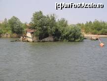 [P27] epava pe Dunare- imaginea este luata de pe ferry » foto by dianabzs
 - 
<span class="allrVoted glyphicon glyphicon-heart hidden" id="av160430"></span>
<a class="m-l-10 hidden" id="sv160430" onclick="voting_Foto_DelVot(,160430,4923)" role="button">șterge vot <span class="glyphicon glyphicon-remove"></span></a>
<a id="v9160430" class=" c-red"  onclick="voting_Foto_SetVot(160430)" role="button"><span class="glyphicon glyphicon-heart-empty"></span> <b>LIKE</b> = Votează poza</a> <img class="hidden"  id="f160430W9" src="/imagini/loader.gif" border="0" /><span class="AjErrMes hidden" id="e160430ErM"></span>