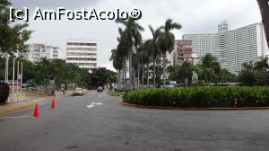 [P25] o imagine a aleii de intrare la h. National, in dreapta hotelul Habana Libre fostul H. Havana Hilton. In fata hotelul Capri » foto by grecudoina
 - 
<span class="allrVoted glyphicon glyphicon-heart hidden" id="av1085681"></span>
<a class="m-l-10 hidden" id="sv1085681" onclick="voting_Foto_DelVot(,1085681,4925)" role="button">șterge vot <span class="glyphicon glyphicon-remove"></span></a>
<a id="v91085681" class=" c-red"  onclick="voting_Foto_SetVot(1085681)" role="button"><span class="glyphicon glyphicon-heart-empty"></span> <b>LIKE</b> = Votează poza</a> <img class="hidden"  id="f1085681W9" src="/imagini/loader.gif" border="0" /><span class="AjErrMes hidden" id="e1085681ErM"></span>
