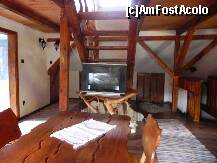 [P26] Livingul, vazut de langa canapele- in dreapta pozei, scara de coborare, in fata scarii este bucataria; in stanga este dormitorul matrimonial, iar in spatele televizorului( care cred ca nu este lcd, scuze!), se afla scara ce duce spre ultimul nivel... » foto by trandafir 1970*
 - 
<span class="allrVoted glyphicon glyphicon-heart hidden" id="av117599"></span>
<a class="m-l-10 hidden" id="sv117599" onclick="voting_Foto_DelVot(,117599,4933)" role="button">șterge vot <span class="glyphicon glyphicon-remove"></span></a>
<a id="v9117599" class=" c-red"  onclick="voting_Foto_SetVot(117599)" role="button"><span class="glyphicon glyphicon-heart-empty"></span> <b>LIKE</b> = Votează poza</a> <img class="hidden"  id="f117599W9" src="/imagini/loader.gif" border="0" /><span class="AjErrMes hidden" id="e117599ErM"></span>