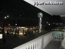 [P06] Un colt de rai by night...Balconul este cu adevarat mare, dar daca esti o locatara curioasa, trebuie sa stai in picioare, ca de pe scaun nu vezi printre pilastri mare lucru din ce se intampla la nivelul strazii. » foto by limac
 - 
<span class="allrVoted glyphicon glyphicon-heart hidden" id="av49618"></span>
<a class="m-l-10 hidden" id="sv49618" onclick="voting_Foto_DelVot(,49618,4941)" role="button">șterge vot <span class="glyphicon glyphicon-remove"></span></a>
<a id="v949618" class=" c-red"  onclick="voting_Foto_SetVot(49618)" role="button"><span class="glyphicon glyphicon-heart-empty"></span> <b>LIKE</b> = Votează poza</a> <img class="hidden"  id="f49618W9" src="/imagini/loader.gif" border="0" /><span class="AjErrMes hidden" id="e49618ErM"></span>