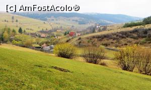 [P01] Satul Hosasău văzut dinspre fundul văii (dinspre vest). Valea duce în dreapta spre Fitod și apoi Miercurea Ciuc. Spre stânga, pestea deal, este satul Misentea. Deasupra satului se observă capela catolică.  » foto by Lucien
 - 
<span class="allrVoted glyphicon glyphicon-heart hidden" id="av837152"></span>
<a class="m-l-10 hidden" id="sv837152" onclick="voting_Foto_DelVot(,837152,4951)" role="button">șterge vot <span class="glyphicon glyphicon-remove"></span></a>
<a id="v9837152" class=" c-red"  onclick="voting_Foto_SetVot(837152)" role="button"><span class="glyphicon glyphicon-heart-empty"></span> <b>LIKE</b> = Votează poza</a> <img class="hidden"  id="f837152W9" src="/imagini/loader.gif" border="0" /><span class="AjErrMes hidden" id="e837152ErM"></span>