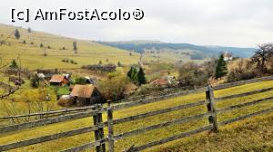 [P02] Satul Hosasău (în traducere ”Cuvântul Lung”) văzut de aproape, dinspre vest. în dreapta se vede bine capela satului.  » foto by Lucien
 - 
<span class="allrVoted glyphicon glyphicon-heart hidden" id="av837153"></span>
<a class="m-l-10 hidden" id="sv837153" onclick="voting_Foto_DelVot(,837153,4951)" role="button">șterge vot <span class="glyphicon glyphicon-remove"></span></a>
<a id="v9837153" class=" c-red"  onclick="voting_Foto_SetVot(837153)" role="button"><span class="glyphicon glyphicon-heart-empty"></span> <b>LIKE</b> = Votează poza</a> <img class="hidden"  id="f837153W9" src="/imagini/loader.gif" border="0" /><span class="AjErrMes hidden" id="e837153ErM"></span>