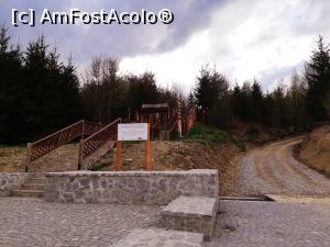 [P10] Scara care duce la memorialul din Pasul Caşin (Nyerges), situat peste drum de monumentul comemorativ, deasupra gropii comune unde au fost înmormântaţi secuii căzuţi în luptă. » foto by Qvadratvus
 - 
<span class="allrVoted glyphicon glyphicon-heart hidden" id="av1176155"></span>
<a class="m-l-10 hidden" id="sv1176155" onclick="voting_Foto_DelVot(,1176155,4951)" role="button">șterge vot <span class="glyphicon glyphicon-remove"></span></a>
<a id="v91176155" class=" c-red"  onclick="voting_Foto_SetVot(1176155)" role="button"><span class="glyphicon glyphicon-heart-empty"></span> <b>LIKE</b> = Votează poza</a> <img class="hidden"  id="f1176155W9" src="/imagini/loader.gif" border="0" /><span class="AjErrMes hidden" id="e1176155ErM"></span>