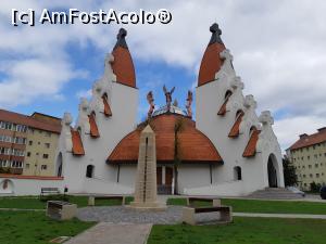 [P02] Biserica Mileniului. Cupola - de sticlă, este privegheată de îngerii Mihail, Gabriel, Rafael şi Uriel. Cele două turnuri ridicate deasupra intrărilor, cu câte cinci cruci fiecare, semnifică cele zece secole ale creştinãtãţii maghiare. » foto by Qvadratvus
 - 
<span class="allrVoted glyphicon glyphicon-heart hidden" id="av1176052"></span>
<a class="m-l-10 hidden" id="sv1176052" onclick="voting_Foto_DelVot(,1176052,4951)" role="button">șterge vot <span class="glyphicon glyphicon-remove"></span></a>
<a id="v91176052" class=" c-red"  onclick="voting_Foto_SetVot(1176052)" role="button"><span class="glyphicon glyphicon-heart-empty"></span> <b>LIKE</b> = Votează poza</a> <img class="hidden"  id="f1176052W9" src="/imagini/loader.gif" border="0" /><span class="AjErrMes hidden" id="e1176052ErM"></span>