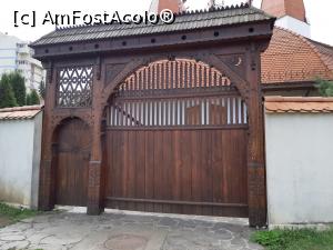 [P04] Poartă secuiască la intrare în Biserica Mileniului. » foto by Qvadratvus
 - 
<span class="allrVoted glyphicon glyphicon-heart hidden" id="av1176054"></span>
<a class="m-l-10 hidden" id="sv1176054" onclick="voting_Foto_DelVot(,1176054,4951)" role="button">șterge vot <span class="glyphicon glyphicon-remove"></span></a>
<a id="v91176054" class=" c-red"  onclick="voting_Foto_SetVot(1176054)" role="button"><span class="glyphicon glyphicon-heart-empty"></span> <b>LIKE</b> = Votează poza</a> <img class="hidden"  id="f1176054W9" src="/imagini/loader.gif" border="0" /><span class="AjErrMes hidden" id="e1176054ErM"></span>