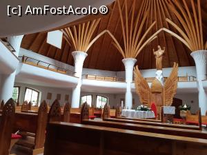 [P06] Biserica Mileniului - detalii interioare: altarul este sub formă de stup, purtat de aripi (N.B.: îngerii de sus privesc prin cupola de sticlă, spre altar, pentru a mijloci harul divin). Statuia lui Isus domină spaţiul altarului. Imaginea altarului duce cu gândul la pasărea mitică Turul. » foto by Qvadratvus
 - 
<span class="allrVoted glyphicon glyphicon-heart hidden" id="av1176056"></span>
<a class="m-l-10 hidden" id="sv1176056" onclick="voting_Foto_DelVot(,1176056,4951)" role="button">șterge vot <span class="glyphicon glyphicon-remove"></span></a>
<a id="v91176056" class=" c-red"  onclick="voting_Foto_SetVot(1176056)" role="button"><span class="glyphicon glyphicon-heart-empty"></span> <b>LIKE</b> = Votează poza</a> <img class="hidden"  id="f1176056W9" src="/imagini/loader.gif" border="0" /><span class="AjErrMes hidden" id="e1176056ErM"></span>
