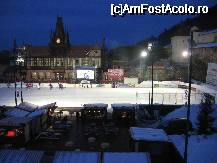 [P24] Patinoarul din Brasov, pe inserate, si unul din ceasurile incorporate in cladirile inalte » foto by Ciolea
 - 
<span class="allrVoted glyphicon glyphicon-heart hidden" id="av51167"></span>
<a class="m-l-10 hidden" id="sv51167" onclick="voting_Foto_DelVot(,51167,4961)" role="button">șterge vot <span class="glyphicon glyphicon-remove"></span></a>
<a id="v951167" class=" c-red"  onclick="voting_Foto_SetVot(51167)" role="button"><span class="glyphicon glyphicon-heart-empty"></span> <b>LIKE</b> = Votează poza</a> <img class="hidden"  id="f51167W9" src="/imagini/loader.gif" border="0" /><span class="AjErrMes hidden" id="e51167ErM"></span>