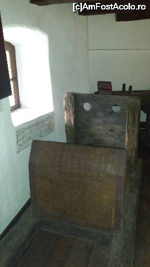 [P04] din cadrul expozitiei de tortura din castel...  » foto by alle4295
 - 
<span class="allrVoted glyphicon glyphicon-heart hidden" id="av683852"></span>
<a class="m-l-10 hidden" id="sv683852" onclick="voting_Foto_DelVot(,683852,4963)" role="button">șterge vot <span class="glyphicon glyphicon-remove"></span></a>
<a id="v9683852" class=" c-red"  onclick="voting_Foto_SetVot(683852)" role="button"><span class="glyphicon glyphicon-heart-empty"></span> <b>LIKE</b> = Votează poza</a> <img class="hidden"  id="f683852W9" src="/imagini/loader.gif" border="0" /><span class="AjErrMes hidden" id="e683852ErM"></span>