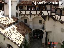 [P24] Castelul Bran - curtea interioara + marea de turisti. » foto by creivean
 - 
<span class="allrVoted glyphicon glyphicon-heart hidden" id="av75155"></span>
<a class="m-l-10 hidden" id="sv75155" onclick="voting_Foto_DelVot(,75155,4963)" role="button">șterge vot <span class="glyphicon glyphicon-remove"></span></a>
<a id="v975155" class=" c-red"  onclick="voting_Foto_SetVot(75155)" role="button"><span class="glyphicon glyphicon-heart-empty"></span> <b>LIKE</b> = Votează poza</a> <img class="hidden"  id="f75155W9" src="/imagini/loader.gif" border="0" /><span class="AjErrMes hidden" id="e75155ErM"></span>