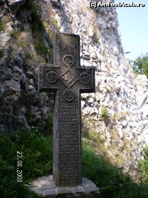 [P06] Crucea de piatră din curtea castelului de la Bran » foto by irinad
 - 
<span class="allrVoted glyphicon glyphicon-heart hidden" id="av650658"></span>
<a class="m-l-10 hidden" id="sv650658" onclick="voting_Foto_DelVot(,650658,4963)" role="button">șterge vot <span class="glyphicon glyphicon-remove"></span></a>
<a id="v9650658" class=" c-red"  onclick="voting_Foto_SetVot(650658)" role="button"><span class="glyphicon glyphicon-heart-empty"></span> <b>LIKE</b> = Votează poza</a> <img class="hidden"  id="f650658W9" src="/imagini/loader.gif" border="0" /><span class="AjErrMes hidden" id="e650658ErM"></span>