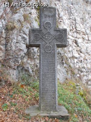 [P01] Castelul Bran. Cruce din piatră din sec. al XVIII-lea, la intrare în castel » foto by mihaelavoicu
 - 
<span class="allrVoted glyphicon glyphicon-heart hidden" id="av1351325"></span>
<a class="m-l-10 hidden" id="sv1351325" onclick="voting_Foto_DelVot(,1351325,4963)" role="button">șterge vot <span class="glyphicon glyphicon-remove"></span></a>
<a id="v91351325" class=" c-red"  onclick="voting_Foto_SetVot(1351325)" role="button"><span class="glyphicon glyphicon-heart-empty"></span> <b>LIKE</b> = Votează poza</a> <img class="hidden"  id="f1351325W9" src="/imagini/loader.gif" border="0" /><span class="AjErrMes hidden" id="e1351325ErM"></span>