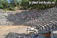 [P11] Phaselis - amfiteatrul » foto by Kyandra
 - 
<span class="allrVoted glyphicon glyphicon-heart hidden" id="av474373"></span>
<a class="m-l-10 hidden" id="sv474373" onclick="voting_Foto_DelVot(,474373,4965)" role="button">șterge vot <span class="glyphicon glyphicon-remove"></span></a>
<a id="v9474373" class=" c-red"  onclick="voting_Foto_SetVot(474373)" role="button"><span class="glyphicon glyphicon-heart-empty"></span> <b>LIKE</b> = Votează poza</a> <img class="hidden"  id="f474373W9" src="/imagini/loader.gif" border="0" /><span class="AjErrMes hidden" id="e474373ErM"></span>