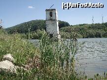 [P12] Aici incepe un drum de dale, pe care, atunci cand apa se retrage, 'fiii satului  vechi' pot ajunge pana la biserica si chiar sa intre in ea. Langa biserica, in apa, se distig resturile turlei. » foto by dorgo
 - 
<span class="allrVoted glyphicon glyphicon-heart hidden" id="av122810"></span>
<a class="m-l-10 hidden" id="sv122810" onclick="voting_Foto_DelVot(,122810,4976)" role="button">șterge vot <span class="glyphicon glyphicon-remove"></span></a>
<a id="v9122810" class=" c-red"  onclick="voting_Foto_SetVot(122810)" role="button"><span class="glyphicon glyphicon-heart-empty"></span> <b>LIKE</b> = Votează poza</a> <img class="hidden"  id="f122810W9" src="/imagini/loader.gif" border="0" /><span class="AjErrMes hidden" id="e122810ErM"></span>