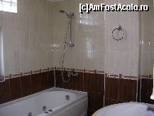 [P10] Baia de la etajul I, comuna pentru doua dintre camere » foto by ancamariagadea*
 - 
<span class="allrVoted glyphicon glyphicon-heart hidden" id="av51774"></span>
<a class="m-l-10 hidden" id="sv51774" onclick="voting_Foto_DelVot(,51774,4983)" role="button">șterge vot <span class="glyphicon glyphicon-remove"></span></a>
<a id="v951774" class=" c-red"  onclick="voting_Foto_SetVot(51774)" role="button"><span class="glyphicon glyphicon-heart-empty"></span> <b>LIKE</b> = Votează poza</a> <img class="hidden"  id="f51774W9" src="/imagini/loader.gif" border="0" /><span class="AjErrMes hidden" id="e51774ErM"></span>