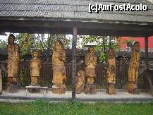 [P09] Sculpturi in lemn, femeia in diferite momente ale vietii ei: femeia cu pruncul, rugandu-se, torcand, copila, batrana sprijinita in toiag... la mUzeul Tarancii Romane, Dragomiresti » foto by adriananicoleta
 - 
<span class="allrVoted glyphicon glyphicon-heart hidden" id="av237379"></span>
<a class="m-l-10 hidden" id="sv237379" onclick="voting_Foto_DelVot(,237379,5030)" role="button">șterge vot <span class="glyphicon glyphicon-remove"></span></a>
<a id="v9237379" class=" c-red"  onclick="voting_Foto_SetVot(237379)" role="button"><span class="glyphicon glyphicon-heart-empty"></span> <b>LIKE</b> = Votează poza</a> <img class="hidden"  id="f237379W9" src="/imagini/loader.gif" border="0" /><span class="AjErrMes hidden" id="e237379ErM"></span>