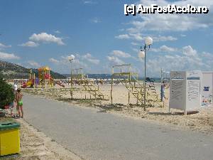 [P16] Dupa acea cabina in care te schimbai este terenul de volei, iar in partea stanga un mic loc de joaca ptr. copii » foto by marian1701
 - 
<span class="allrVoted glyphicon glyphicon-heart hidden" id="av463905"></span>
<a class="m-l-10 hidden" id="sv463905" onclick="voting_Foto_DelVot(,463905,5032)" role="button">șterge vot <span class="glyphicon glyphicon-remove"></span></a>
<a id="v9463905" class=" c-red"  onclick="voting_Foto_SetVot(463905)" role="button"><span class="glyphicon glyphicon-heart-empty"></span> <b>LIKE</b> = Votează poza</a> <img class="hidden"  id="f463905W9" src="/imagini/loader.gif" border="0" /><span class="AjErrMes hidden" id="e463905ErM"></span>