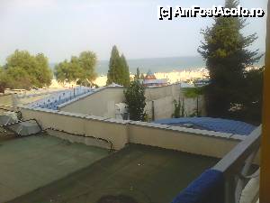 [P01] Vedere din balcon... în plan apropiat e acoperișul restăurantului, în plan îndepărtat... MAREA!  » foto by cosminap
 - 
<span class="allrVoted glyphicon glyphicon-heart hidden" id="av450266"></span>
<a class="m-l-10 hidden" id="sv450266" onclick="voting_Foto_DelVot(,450266,5032)" role="button">șterge vot <span class="glyphicon glyphicon-remove"></span></a>
<a id="v9450266" class=" c-red"  onclick="voting_Foto_SetVot(450266)" role="button"><span class="glyphicon glyphicon-heart-empty"></span> <b>LIKE</b> = Votează poza</a> <img class="hidden"  id="f450266W9" src="/imagini/loader.gif" border="0" /><span class="AjErrMes hidden" id="e450266ErM"></span>
