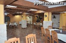 [P15] O mica parte din salonul de la parter in care se pot vedea trofeele si tot o mica parte din spatiul de dans. » foto by Basy
 - 
<span class="allrVoted glyphicon glyphicon-heart hidden" id="av303504"></span>
<a class="m-l-10 hidden" id="sv303504" onclick="voting_Foto_DelVot(,303504,5038)" role="button">șterge vot <span class="glyphicon glyphicon-remove"></span></a>
<a id="v9303504" class=" c-red"  onclick="voting_Foto_SetVot(303504)" role="button"><span class="glyphicon glyphicon-heart-empty"></span> <b>LIKE</b> = Votează poza</a> <img class="hidden"  id="f303504W9" src="/imagini/loader.gif" border="0" /><span class="AjErrMes hidden" id="e303504ErM"></span>