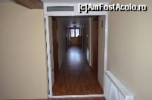 [P26] Holul de la etajul doi, separat de casa scarilor prin usa care culiseaza in perete. In planul secund se poate vedea patul pliant pregatit, in asteptare. Aceeasi curatenie deosebita, aceleasi straluciri de blitz pe parchet si pe tamplaria de PVC. » foto by Basy
 - 
<span class="allrVoted glyphicon glyphicon-heart hidden" id="av303515"></span>
<a class="m-l-10 hidden" id="sv303515" onclick="voting_Foto_DelVot(,303515,5038)" role="button">șterge vot <span class="glyphicon glyphicon-remove"></span></a>
<a id="v9303515" class=" c-red"  onclick="voting_Foto_SetVot(303515)" role="button"><span class="glyphicon glyphicon-heart-empty"></span> <b>LIKE</b> = Votează poza</a> <img class="hidden"  id="f303515W9" src="/imagini/loader.gif" border="0" /><span class="AjErrMes hidden" id="e303515ErM"></span>