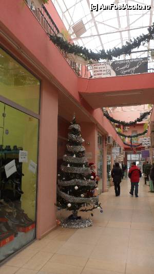 [P39] in micul mall impodobit de iarna din zona pietonala a orasului » foto by amero
 - 
<span class="allrVoted glyphicon glyphicon-heart hidden" id="av446997"></span>
<a class="m-l-10 hidden" id="sv446997" onclick="voting_Foto_DelVot(,446997,5049)" role="button">șterge vot <span class="glyphicon glyphicon-remove"></span></a>
<a id="v9446997" class=" c-red"  onclick="voting_Foto_SetVot(446997)" role="button"><span class="glyphicon glyphicon-heart-empty"></span> <b>LIKE</b> = Votează poza</a> <img class="hidden"  id="f446997W9" src="/imagini/loader.gif" border="0" /><span class="AjErrMes hidden" id="e446997ErM"></span>