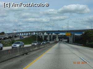 [P09] O mică joncţiune de autostrăzi iar panoul galben vă informează că banda din dreapta se termină peste un sfert de milă.  » foto by Utube
 - 
<span class="allrVoted glyphicon glyphicon-heart hidden" id="av845433"></span>
<a class="m-l-10 hidden" id="sv845433" onclick="voting_Foto_DelVot(,845433,5053)" role="button">șterge vot <span class="glyphicon glyphicon-remove"></span></a>
<a id="v9845433" class=" c-red"  onclick="voting_Foto_SetVot(845433)" role="button"><span class="glyphicon glyphicon-heart-empty"></span> <b>LIKE</b> = Votează poza</a> <img class="hidden"  id="f845433W9" src="/imagini/loader.gif" border="0" /><span class="AjErrMes hidden" id="e845433ErM"></span>