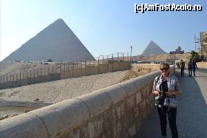 [P03] Mergand inspre intrarea principala de la piramide. In plan apropiat e The Great Pyramid. Sfinxul va fi undeva la stanga.  » foto by TraianS
 - 
<span class="allrVoted glyphicon glyphicon-heart hidden" id="av576670"></span>
<a class="m-l-10 hidden" id="sv576670" onclick="voting_Foto_DelVot(,576670,5067)" role="button">șterge vot <span class="glyphicon glyphicon-remove"></span></a>
<a id="v9576670" class=" c-red"  onclick="voting_Foto_SetVot(576670)" role="button"><span class="glyphicon glyphicon-heart-empty"></span> <b>LIKE</b> = Votează poza</a> <img class="hidden"  id="f576670W9" src="/imagini/loader.gif" border="0" /><span class="AjErrMes hidden" id="e576670ErM"></span>