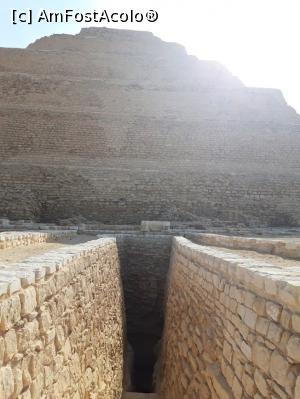 [P30] Intrarea din nord de la piramida lui Djoser. Se pare ca nu e pentru turisti, nu am vazut semne de electrificare pe tunelul care pornea sub piramida » foto by Enki
 - 
<span class="allrVoted glyphicon glyphicon-heart hidden" id="av1208326"></span>
<a class="m-l-10 hidden" id="sv1208326" onclick="voting_Foto_DelVot(,1208326,5067)" role="button">șterge vot <span class="glyphicon glyphicon-remove"></span></a>
<a id="v91208326" class=" c-red"  onclick="voting_Foto_SetVot(1208326)" role="button"><span class="glyphicon glyphicon-heart-empty"></span> <b>LIKE</b> = Votează poza</a> <img class="hidden"  id="f1208326W9" src="/imagini/loader.gif" border="0" /><span class="AjErrMes hidden" id="e1208326ErM"></span>