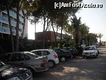 [P16] Parcarile hotelului nu sunt generoase. Nu toata lumea lasa cheile la personalul de la Security asa ca uneori, cand vrei sa pleci, iti poti gasi masina blocata de catre o alta. Daca nu stiati, exista si o parcare interioara dar este destul de mica. » foto by nicu bogdanel
 - 
<span class="allrVoted glyphicon glyphicon-heart hidden" id="av134075"></span>
<a class="m-l-10 hidden" id="sv134075" onclick="voting_Foto_DelVot(,134075,5069)" role="button">șterge vot <span class="glyphicon glyphicon-remove"></span></a>
<a id="v9134075" class=" c-red"  onclick="voting_Foto_SetVot(134075)" role="button"><span class="glyphicon glyphicon-heart-empty"></span> <b>LIKE</b> = Votează poza</a> <img class="hidden"  id="f134075W9" src="/imagini/loader.gif" border="0" /><span class="AjErrMes hidden" id="e134075ErM"></span>